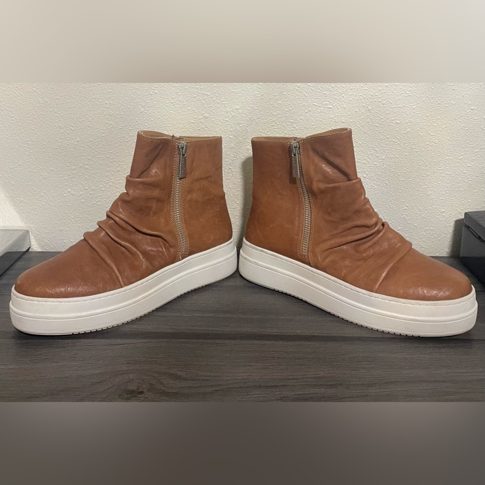 🍂 J Slides Brown and White Shoes - Picture 5 of 9